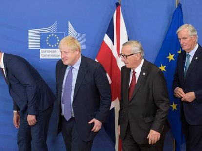 Desde la izquierda, Stephen Barclay, encargado británico del Brexit; Johnson, Juncker y Barnier, en Bruselas.