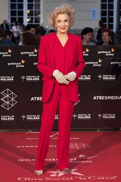 La elegancia de Marisa Paredes se hace evidente en la elección de este traje rojo con guantes blancos de encaje, con el que asistió al estreno de la película No Dormirás durante el Festival de Málaga.