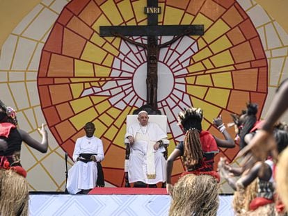 El Papa contempla bailes tradicionales del Congo durante su reunión con jóvenes en el Estadio de los Mártires, el jueves 2 de febrero en Kinsasa.