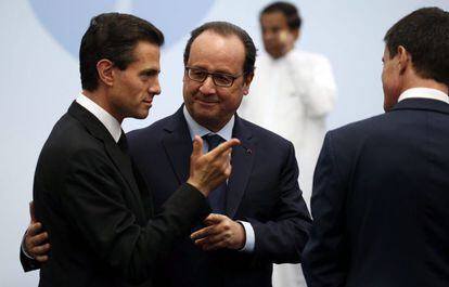 El presidente galo, François Hollande (centro), conversa con el presidente mexicano, Enrique Peña Nieto (izda), durante una foto de familia durante la inauguración de la cumbre sobre el cambio climático COP21 celebrado en Le Bourget cerca de París (Francia).