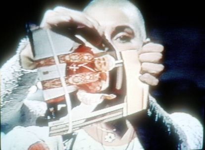 El famoso instante en que Sinéad O'Connor rompe una foto del papa Juan Pablo II ante la audiencia millonaria del programa 'Saturday Night Live' (emitido en Estados Unidos por la NBC) el 3 de octubre de 1992.
