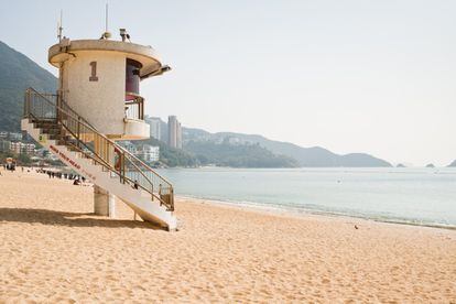 Nunca pensamos en playas cuando imaginamos Hong Kong, pero en la costa sur de la isla se suceden de oeste a este. La más famosa es Repulse Bay (en la foto). Sus colinas están salpicadas de residencias de lujo y se puede comer o tomar el té en el restaurante Verandah (therepulsebay.com), que emana nostalgia colonial. Hay playas más pequeñas, como Middle Bay, Shouth Bay o la de St. Stephen's, donde se ven muchas tablas de windsurf y kayaks. Cerca está el histórico campus de St. Stephen’s College, fundado en 1903, que durante la II Guerra Mundial fue un hospital de emergencia y más tarde un campo de concentración. Hoy se visita en circuito guiado de dos horas (ssc.edu.hk/ssctrail/eng).