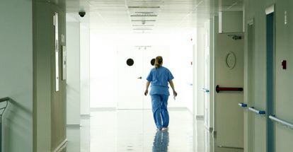 Una enfermera en un pasillo del hospital de Valdemoro.