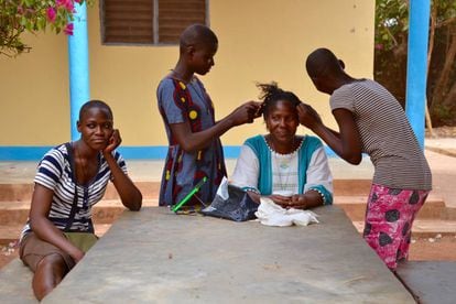 Algunas de las chicas hacen las trenzas de la hermana Adrieana Kouagou