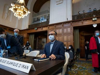 Un miembro de la delegación iraní espera, este jueves, a conocer el fallo del Tribunal Internacional de Justicia de Naciones Unidas, en La Haya.