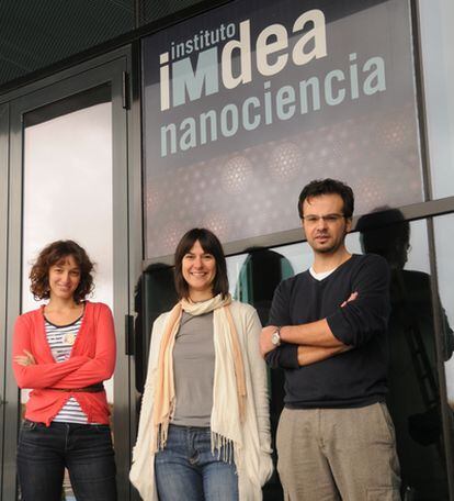 Los científicos Silvia Hormeño, Beatriz H. Juárez y J. Ricardo Arias González, de izquierda a derecha.
