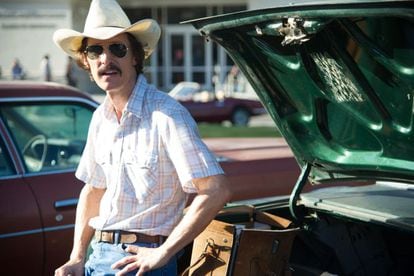 Matthew McConaughey (Texas, 1969). De rey de la comedia romántica y chico guapo ha pasado a interpretar dos papeles en 2013 que han mostrado su maestría -'El lobo de Wall Street' y 'Dallas Buyers Club'-. Por esta última ha logrado su primera nominación a los Oscar. 'Dallas Buyers Club' opta también a mejor actor de reparto para Jared Leto. McConnaughey adelgazó 20 kilos para interpretar a un enfermo de SIDA que organiza el contrabando desde México de un medicamento ilegal en EE UU pero efectivo para los enfermos de esa dolencia. El papel estaba destinado a Brad Pitt pero finalmente recayó en él.