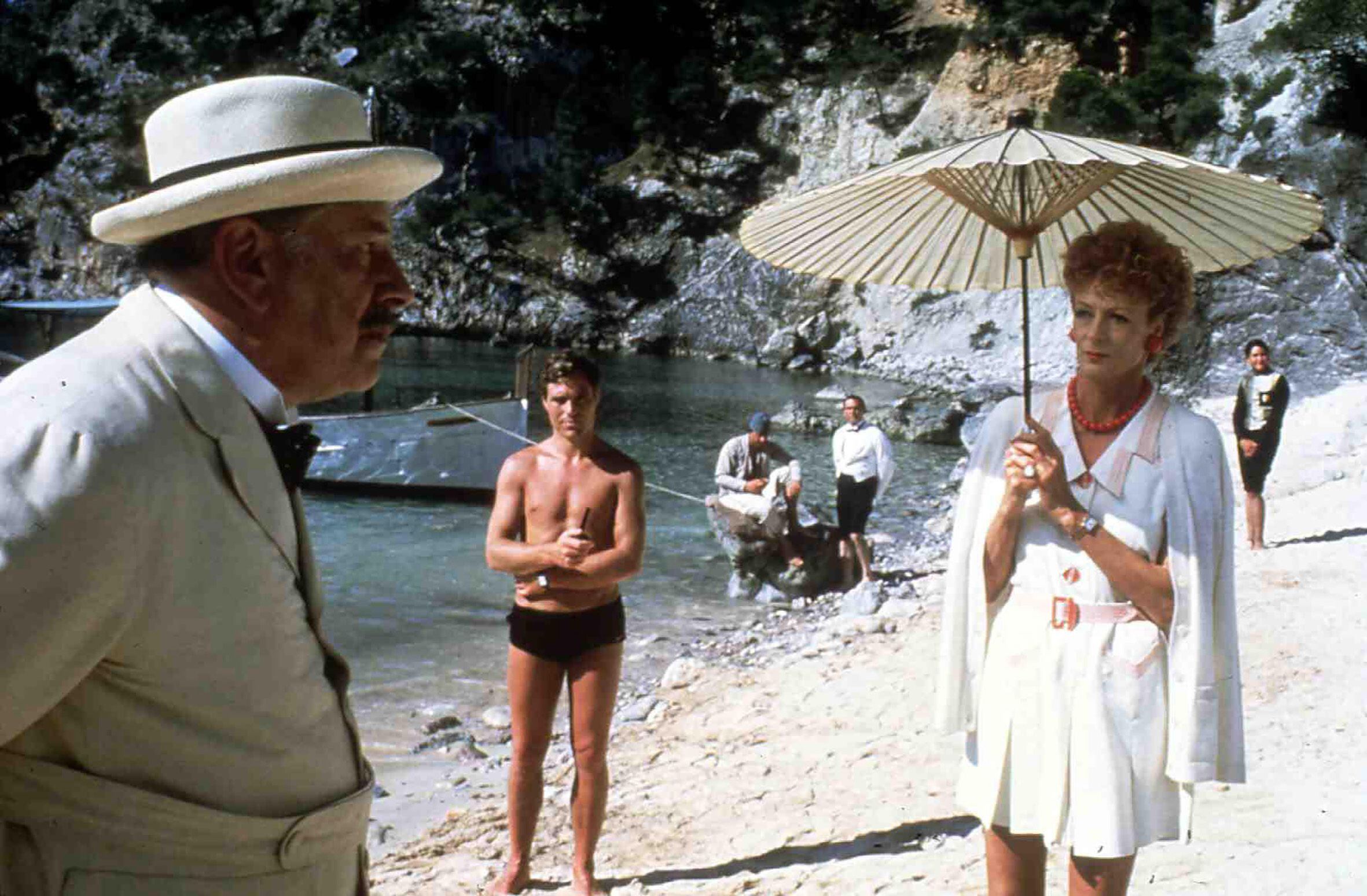 Peter Ustinov, Nicholas Clay y Maggie Smith en una escena de la versión cinematográfica de 'Muerte bajo el sol' en 1982.