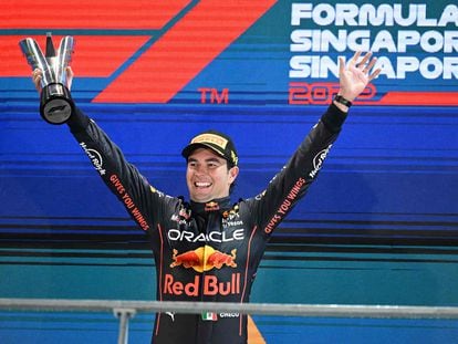 El piloto mexicano Checo Pérez celebra su victoria este domingo en Singapur.