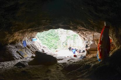 Entrada de la cueva de Baishiya, un santuario budista.