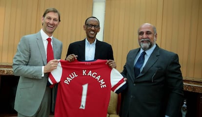 El presidente de Ruanda, Paul Kagame, junto al exfutbolista del Arsenal, Tony Adams, en 2014.