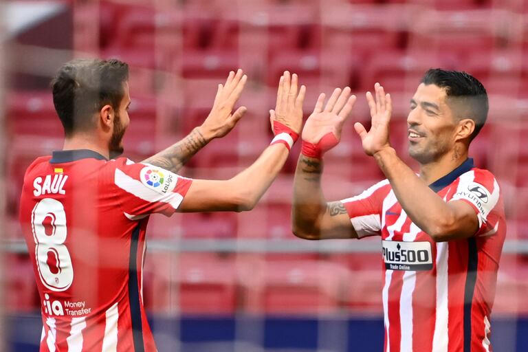 Saúl y Luis Suárez celebran un gol del Atlético de Madrid