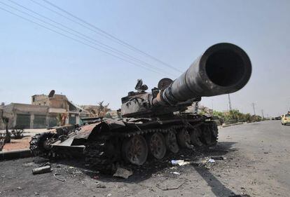 Un tanque del Ejército sirio destruido en Alepo, este domingo.