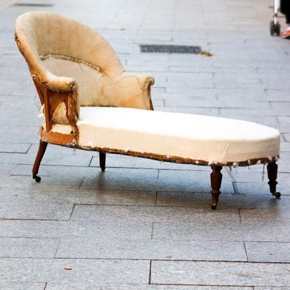 Period French furniture is common in Verde Gabán's new location (Nuevas Galerías, Ribera de Curtidores 12). 