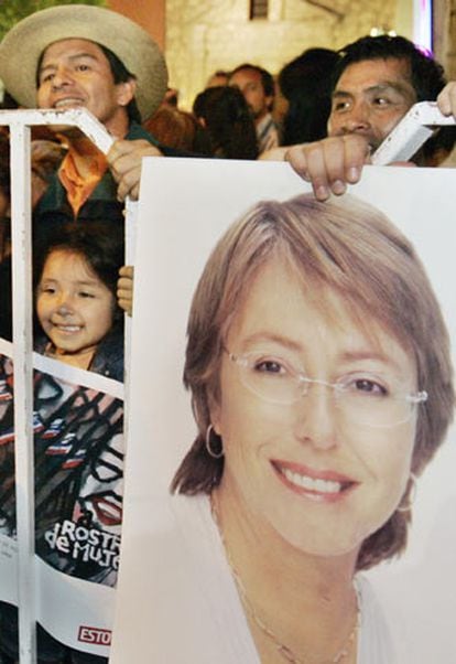 Muchos de los que apoyaban la canditatura de Bachelet se han agolpado en la sede del Partido Socialista para conocer los primeros resultados.