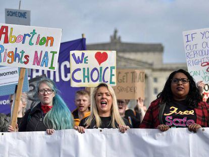 Manifestantes a favor del aborto este lunes en Belfast.