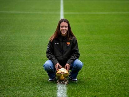 Aitana Bonmatí, con el Balón de Oro, este jueves en Barcelona.