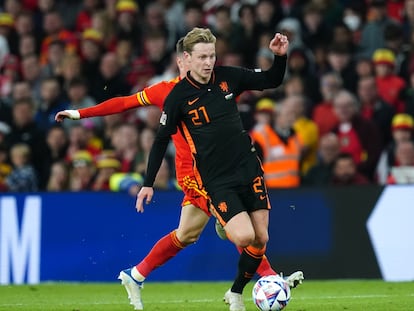 Frenkie de Jong conduce la pelota ante Harry Wilson en Cardiff.