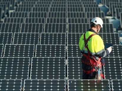 Un instalador de paneles fotovoltaicos.