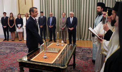 Kyriakos Mitsotakis jura como primer ministro este lunes en Atenas.