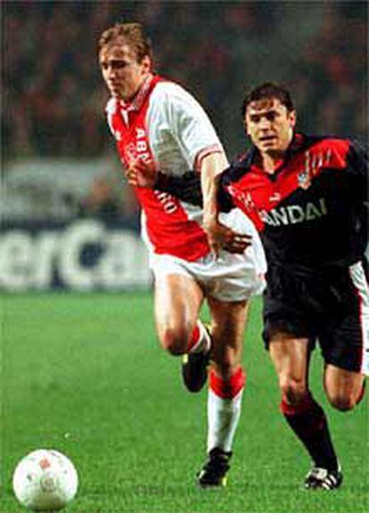 Witschge supera a Toni Muñoz en un partido Ajax-Atlético en 1997.