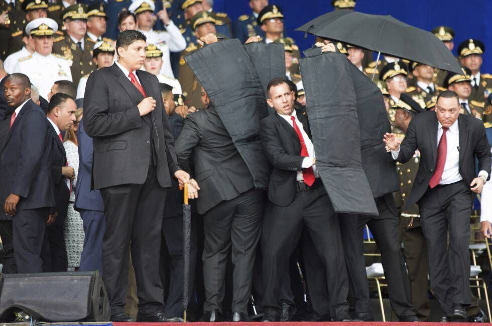 El personal de seguridad del presidente Maduro le protege en el momento del incidente.