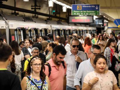 Viajeros del Metro de Madrid, en la estación de Legazpi, en el distrito de Arganzuela.