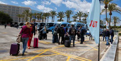 Turistas alemanes tras su llegada al aeropuerto de Palma, el domingo.