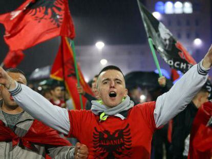 Aficionados de Albania celebran en Tirana la hist&oacute;rica clasificaci&oacute;n. 