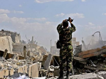 Un soldado sirio, en uno de los edificios derribados por el ataque de EE UU, Francia y Reino Unido al norte de Damasco el 14 de abril de 2018.