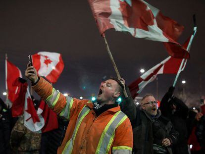 Manifestantes en la frontera entre Canadá y EE UU, este viernes 11 de febrero.