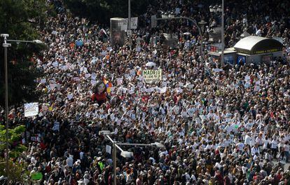 Miles de personas marchan a favor de la sanidad pública madrileña en la plaza de Cibeles de Madrid. 
