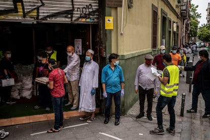 Reparto de alimentos organizado por la Asociación Valiente Bangla en la calle de Provisiones, 7 Madrid.