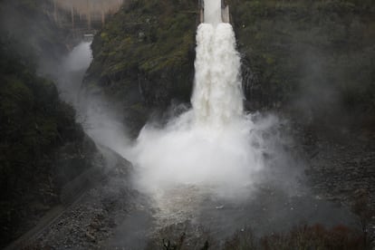 Compuertas abiertas en la central hidráulica de Belesar (Lugo), en el río Miño, a principios de marzo.