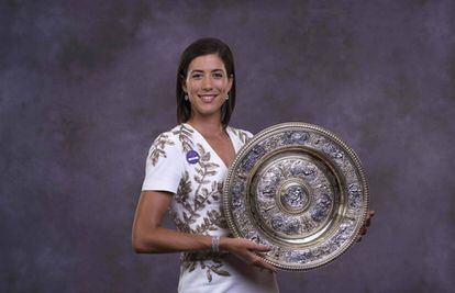 Garbiñe Muguruza muestra el trofeo de Wimbledon.