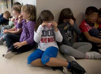 Algunos de los niños desalojados del colegio valenciano de Santa Teresa.