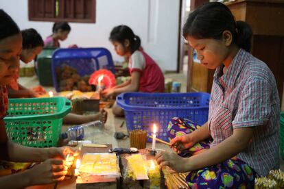 Niños elaborando cigarros en Myanmar.