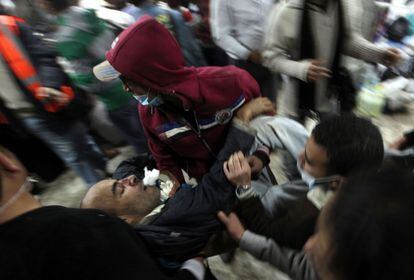 Varios manifestantes trasladan a un herido en los enfrentamientos cerca de la Plaza de Tahrir