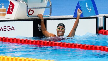 La nadadora española Teresa Perales tras conquistar la medalla de plata en los 50 metros espalda, clase S5, en los Juegos Paralímpicos de Tokio.