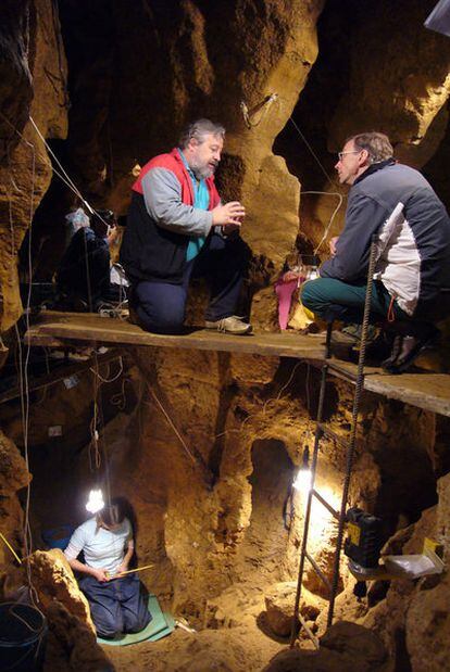 Los investigadores Marco de la Rasilla y Svante Pääbo (derecha) en la cueva de El Sidrón.