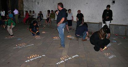 Vecinos de Alcublas recordaron la noche del sábado con velas el aniversario del gran incendio.