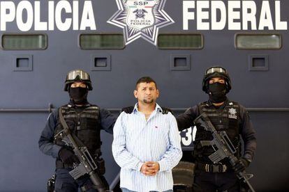 Agentes federales custodian a Rosales Guzmán en Ciudad de México.
