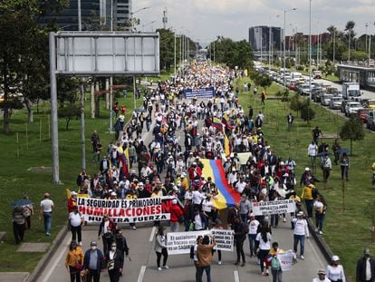 Una manifestación contra el gobierno de Gustavo Petro y la reforma tributaria propuesta avanza por una avenida en Bogotá, el lunes pasado.