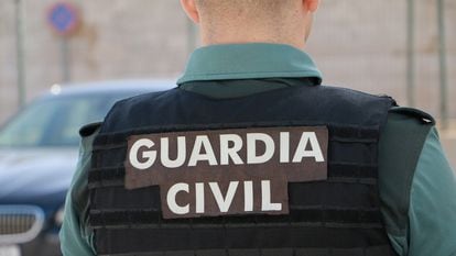 Un agente de la Guardia Civil de espaldas.