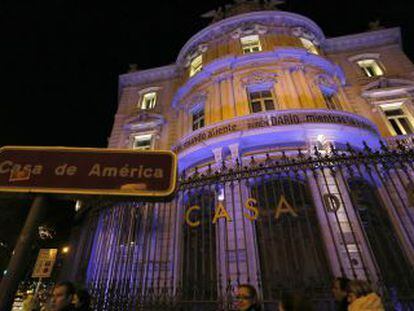 La Casa Am&eacute;rica de Madrid rinde homenaje a Rub&eacute;n Dar&iacute;o, con la fachada azul y un verso del poeta