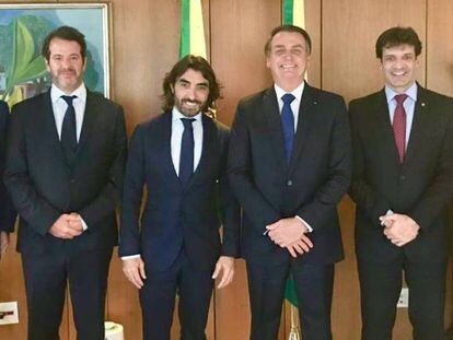 En el centro, el consejero delegado de Globalia, Javier Hidalgo, y el presidente brasile&ntilde;o, Jair Bolsonaro.