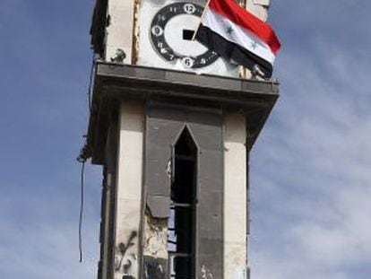 La bandera siria, en una torre en la plaza central de Qusair, tras la toma de la ciudad por el Gobierno.