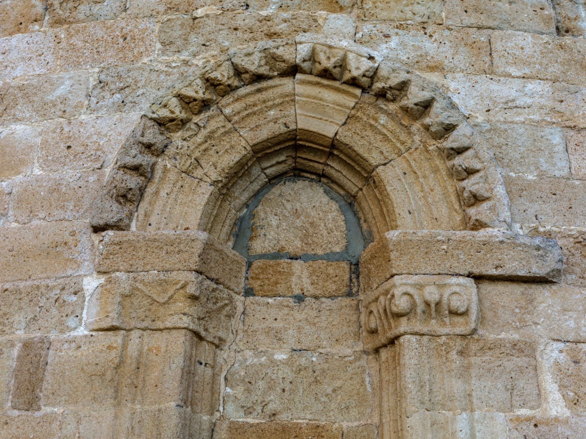 Iglesia de Castronuño: Una joya del románico castellano queda dañada por un  misterioso arreglo con cemento | Cultura | EL PAÍS
