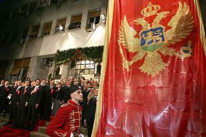 El Parlamento de Montenegro proclama oficialmente la independencia del país.