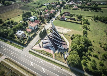 Iglesia de Santa María Virgen, en Orly. Esta es la que inspiró el prpyecto de <em>Arquitectura del VII día</em>. Kuba Snopek pasó por delante y quedó sorprendido: la iglesia llevaba allí todo ese tiempo y nadie le había dado ningún valor hasta entonces. Al comenzar a investigar su historia fue apareciendo todo el contexto. |